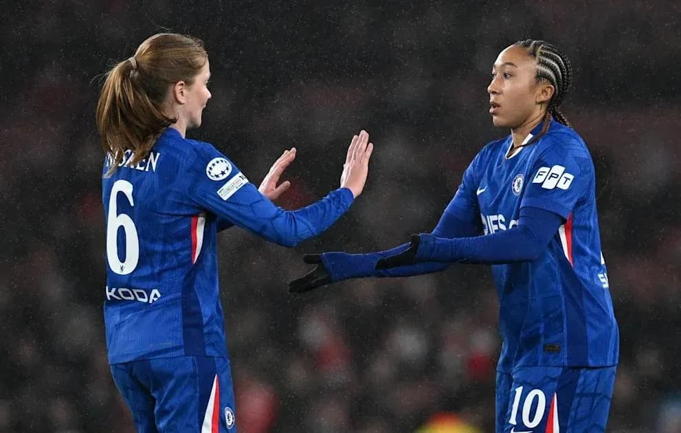 Jugadoras de Chelsea celebrando en el campo