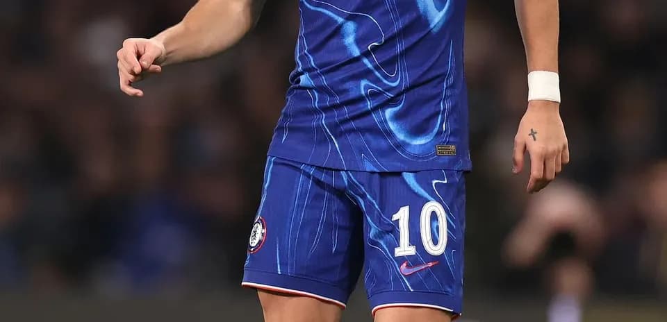 Jugador de Chelsea en acción con balón en campo
