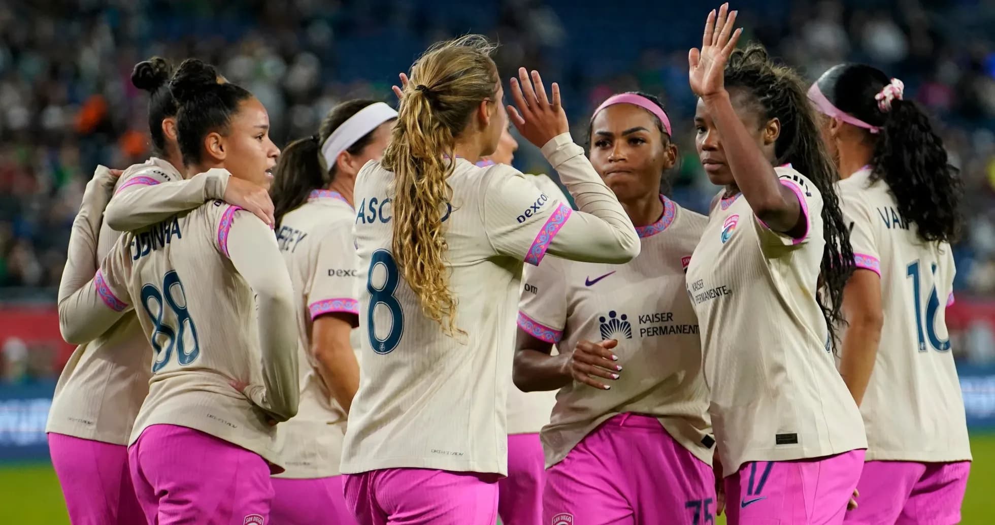 Jugadoras celebrando durante el partido