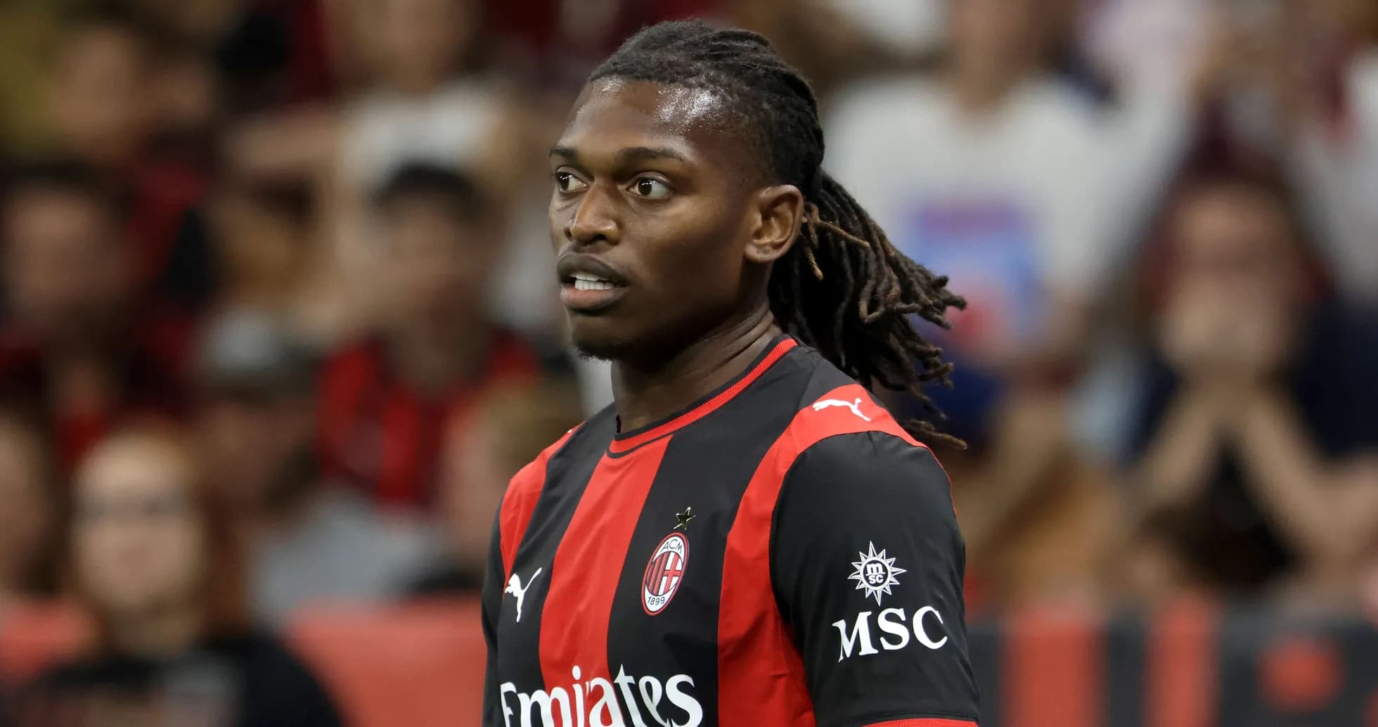 Jugador de AC Milan en acción durante el partido