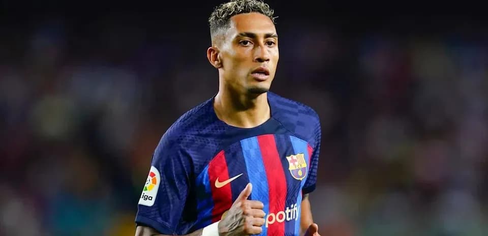 Jugador de Barcelona corriendo en el campo