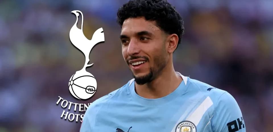 Jugador de Manchester City sonriendo en el campo