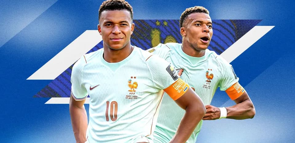 Kylian Mbappé en uniforme de Francia con fondo azul