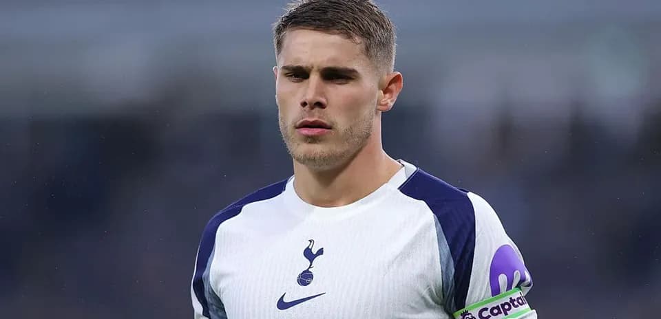 Jugador de Tottenham con banda de capitán en partido