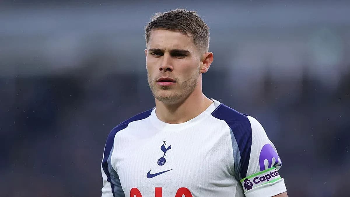 Jugador de Tottenham con banda de capitán en partido