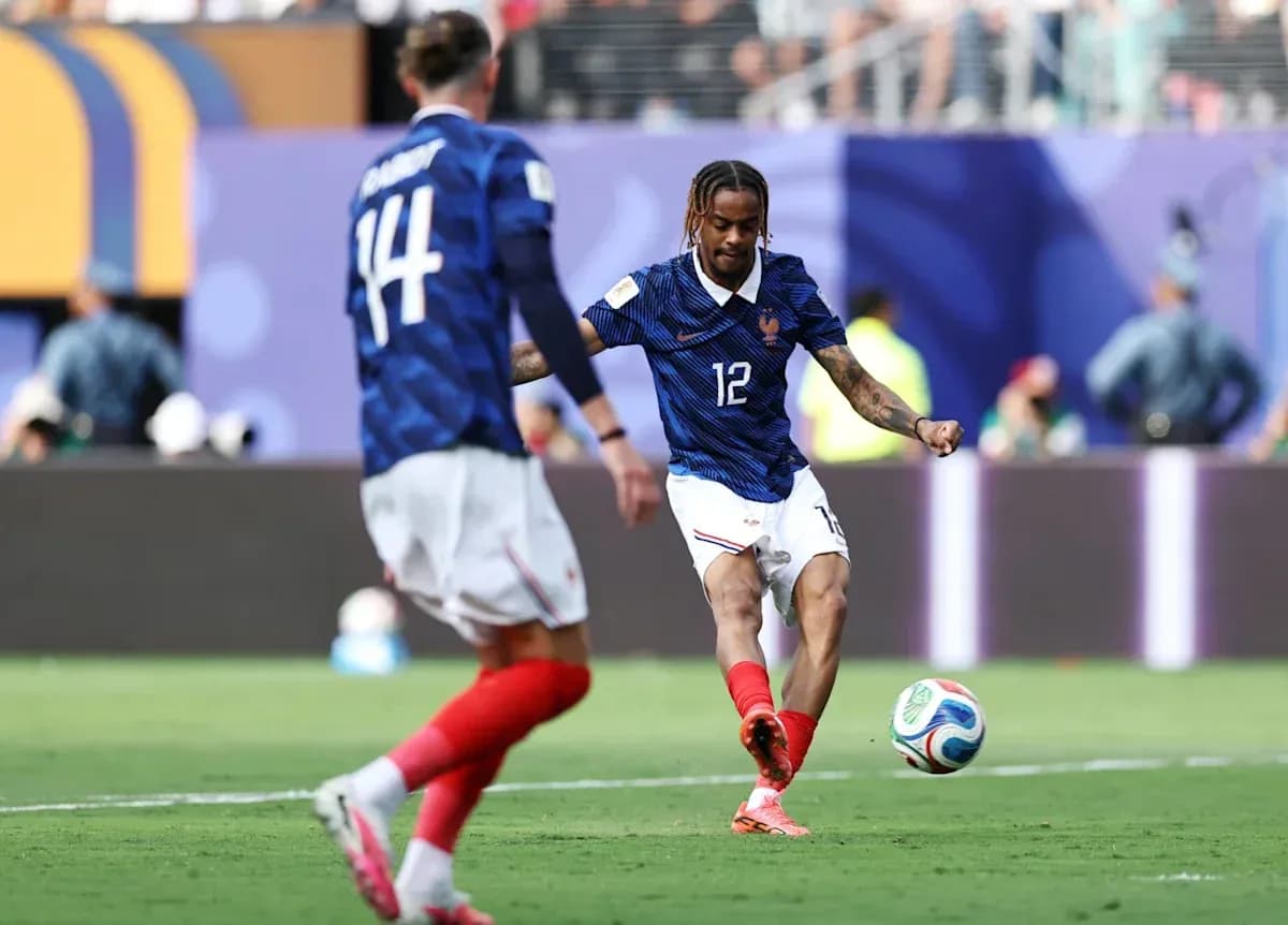 Jugador de Francia pateando el balón en partido