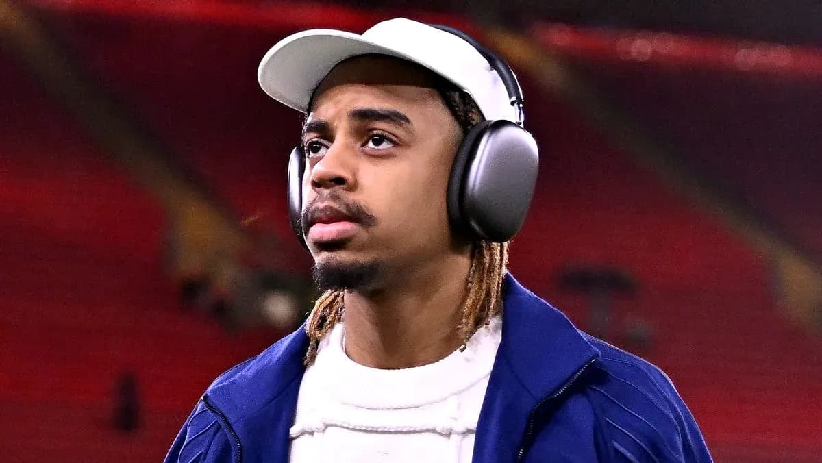 Jugador con auriculares caminando por el estadio