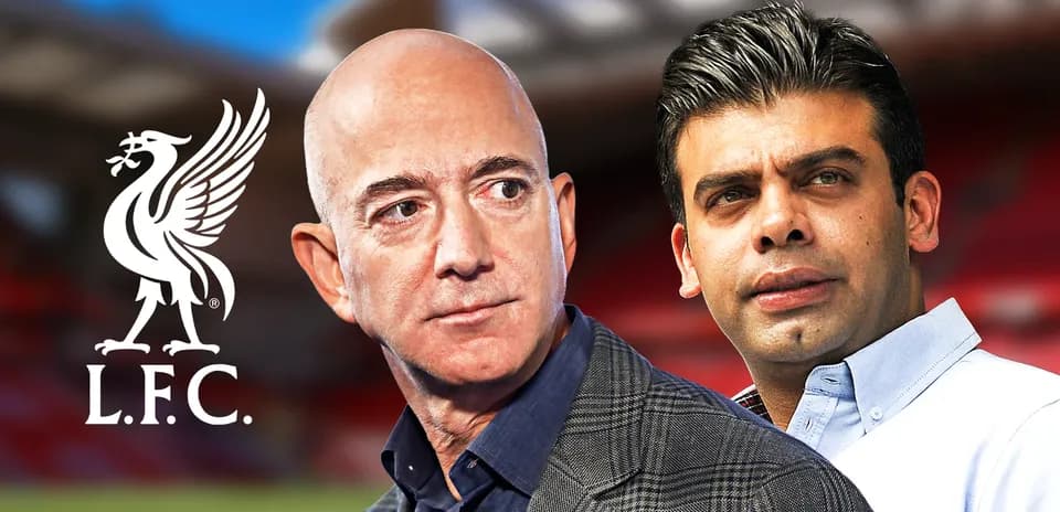 Jeff Bezos y otro ejecutivo frente al estadio de Liverpool