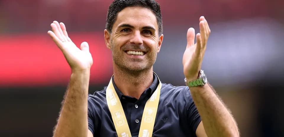 Entrenador saludando con medalla de ganador
