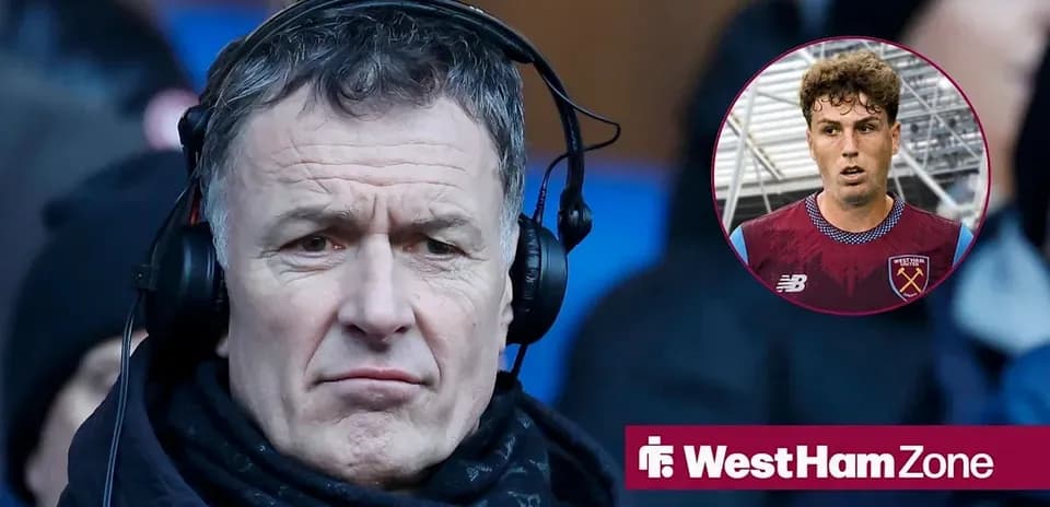 Analista deportivo con auriculares en el estadio
