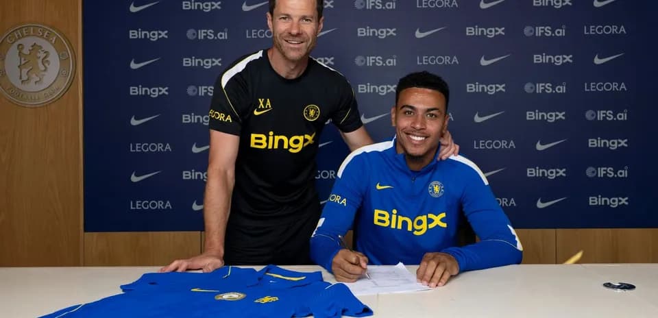 Jugador firmando contrato con entrenador en club