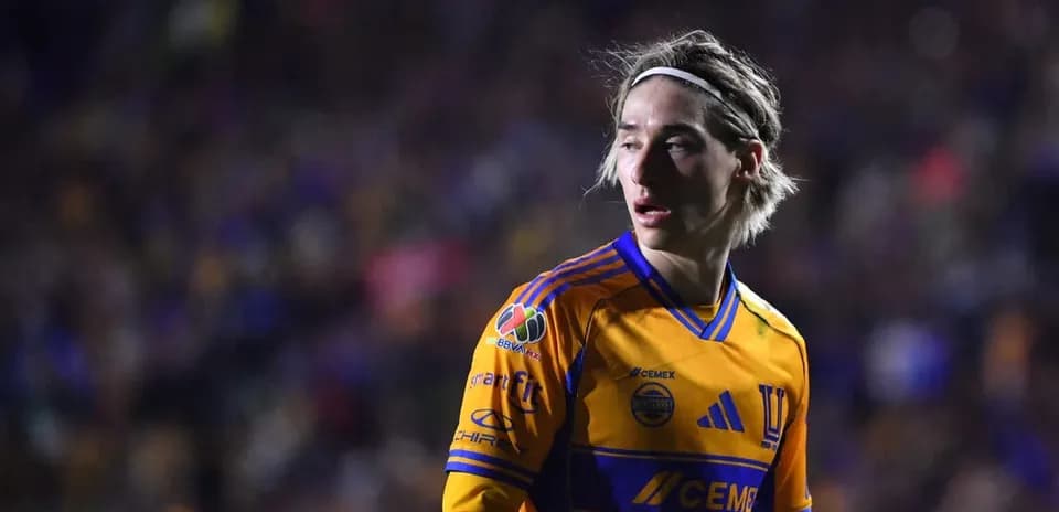 Jugador de Tigres UANL en partido de fútbol