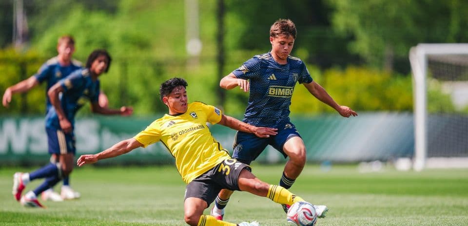 Jugador del Columbus Crew II derrapando en el césped