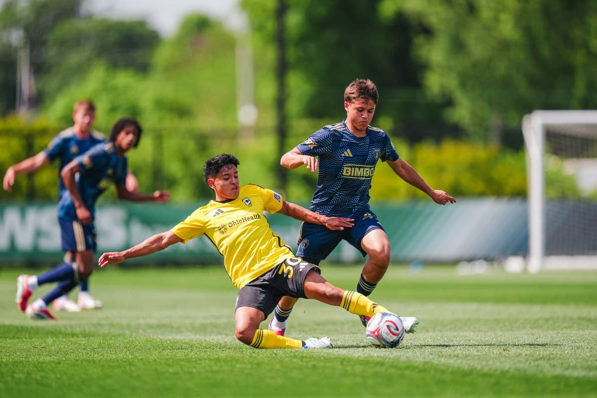 Jugador del Columbus Crew II derrapando en el césped