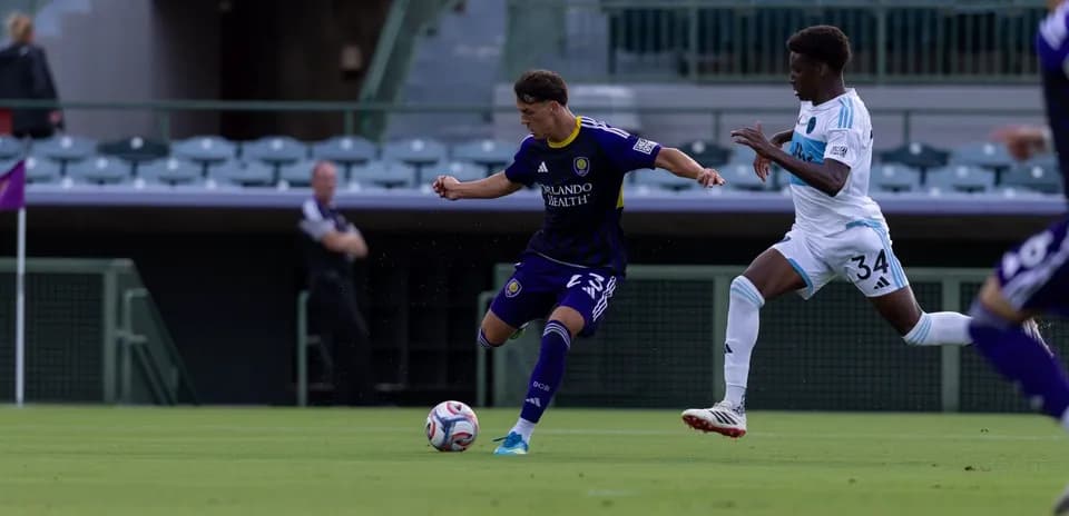 Jugador de Orlando City II driblando a oponente