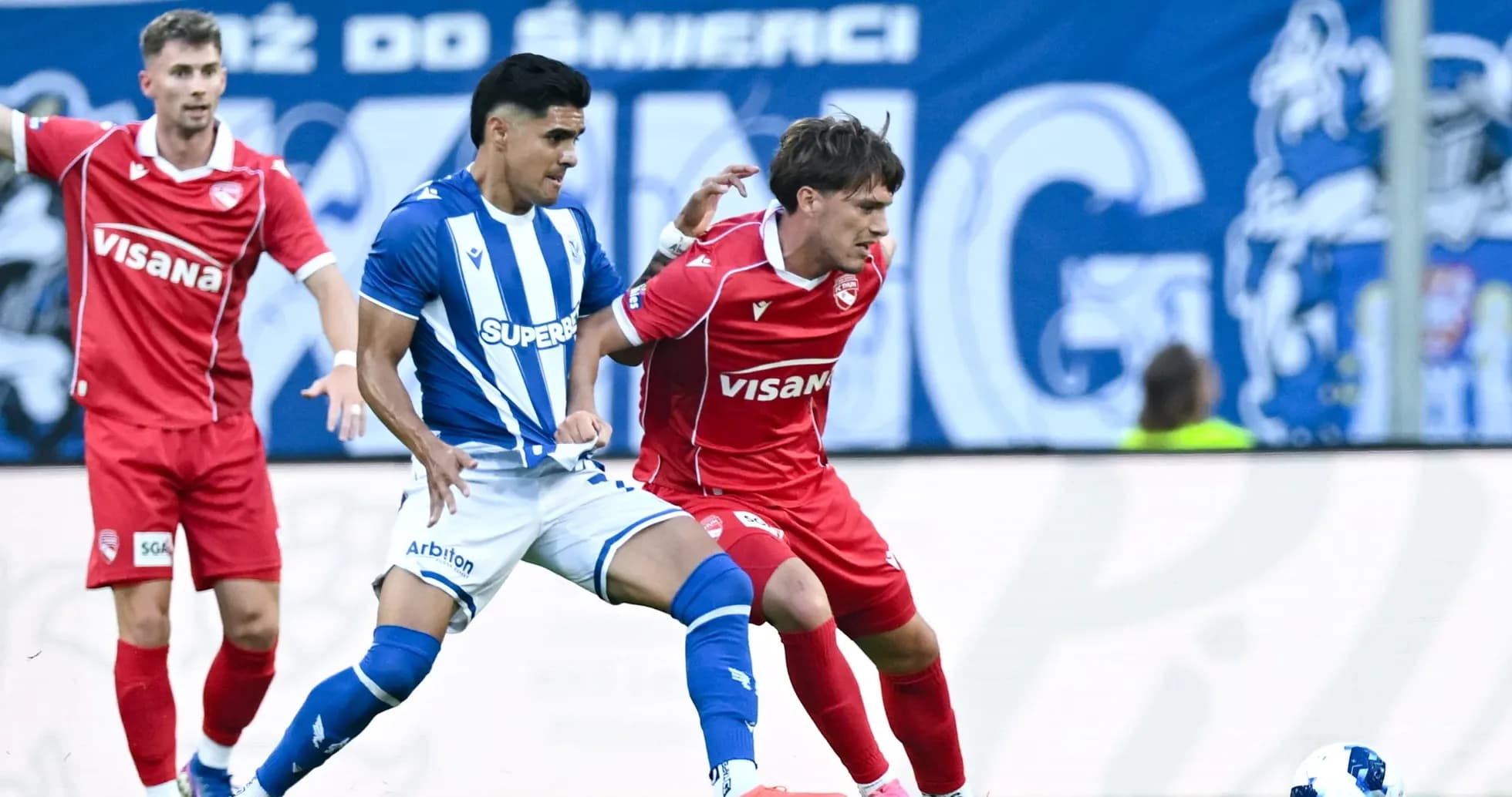 Jugadores compitiendo por el balón en el partido