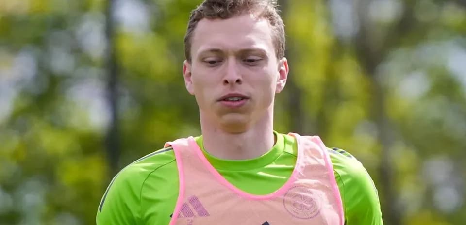 Portero entrenando con camiseta verde y peto rosa