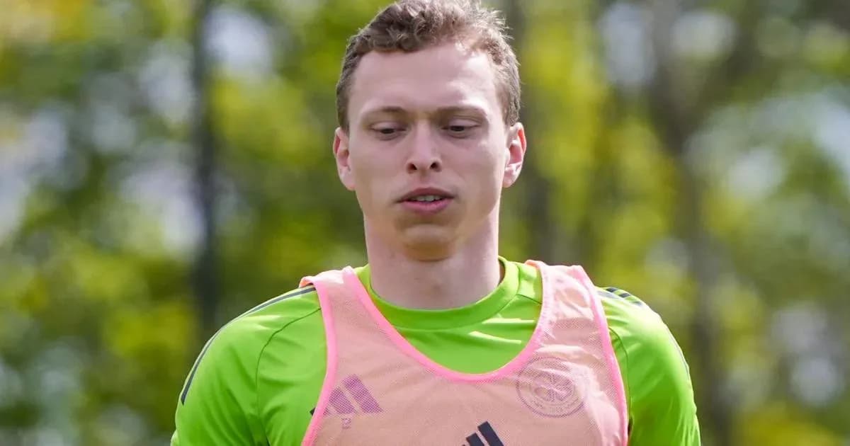 Portero entrenando con camiseta verde y peto rosa