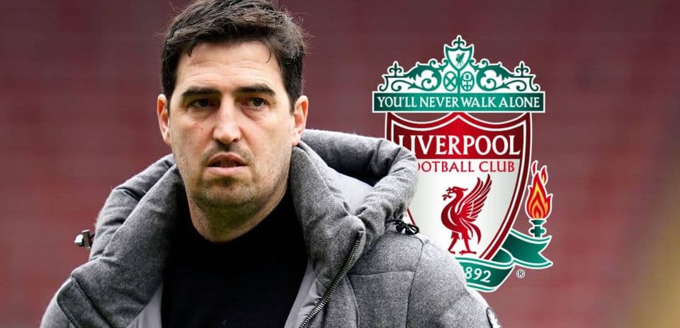 Entrenador con logo de Liverpool de fondo