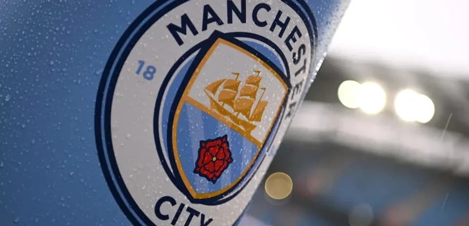 Logotipo de Manchester City en campo de fútbol