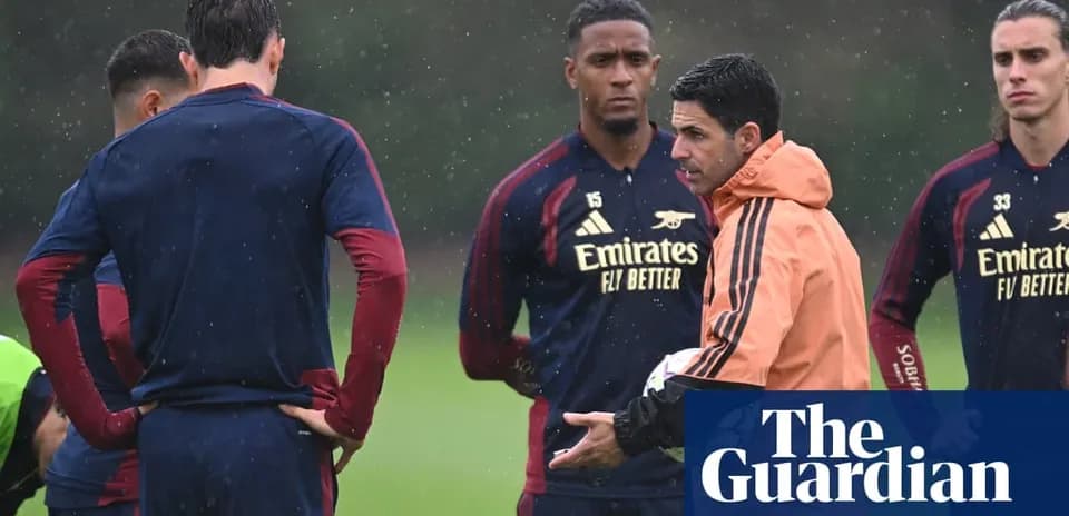 Entrenador hablando con jugadores en sesión de entrenamiento