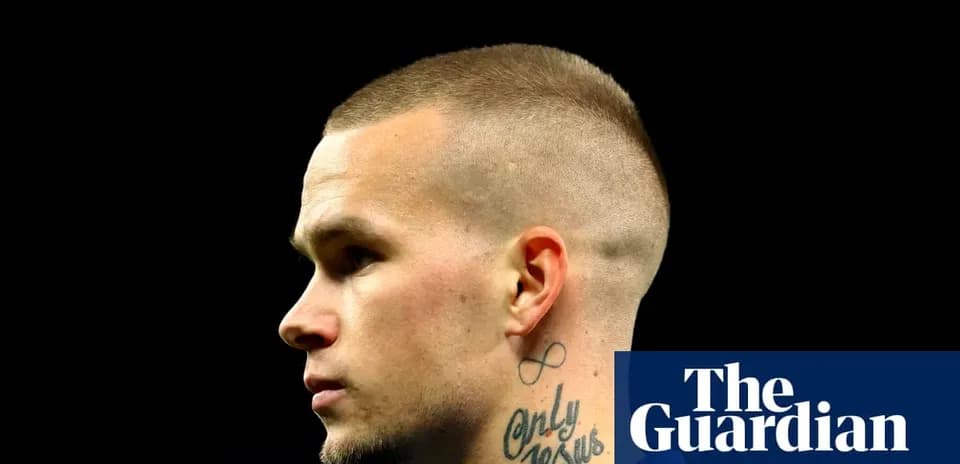 Jugador con tatuajes y peinado corto en perfil