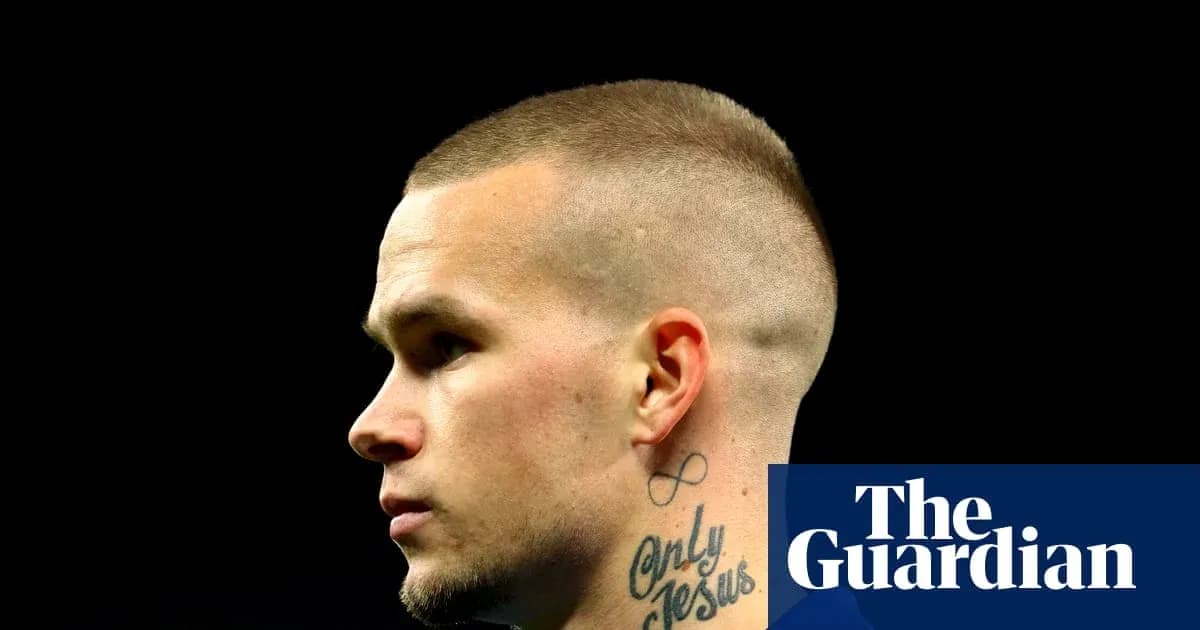 Jugador con tatuajes y peinado corto en perfil