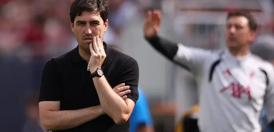 Entrenador observando el juego en el banquillo