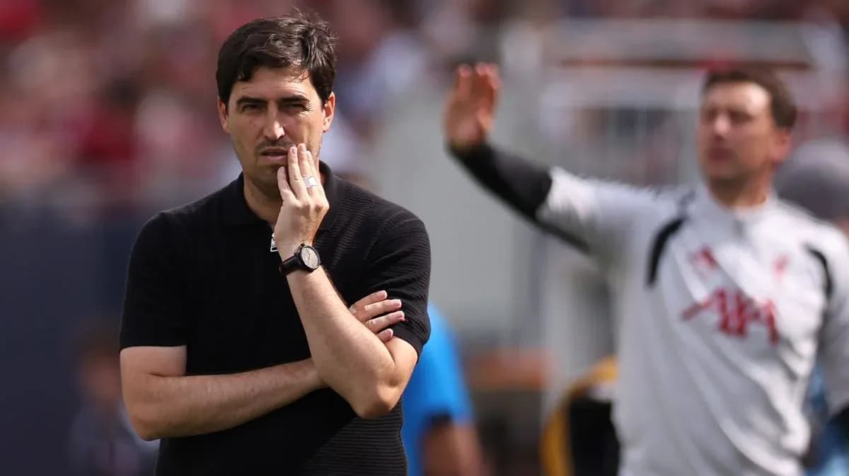 Entrenador observando el juego en el banquillo