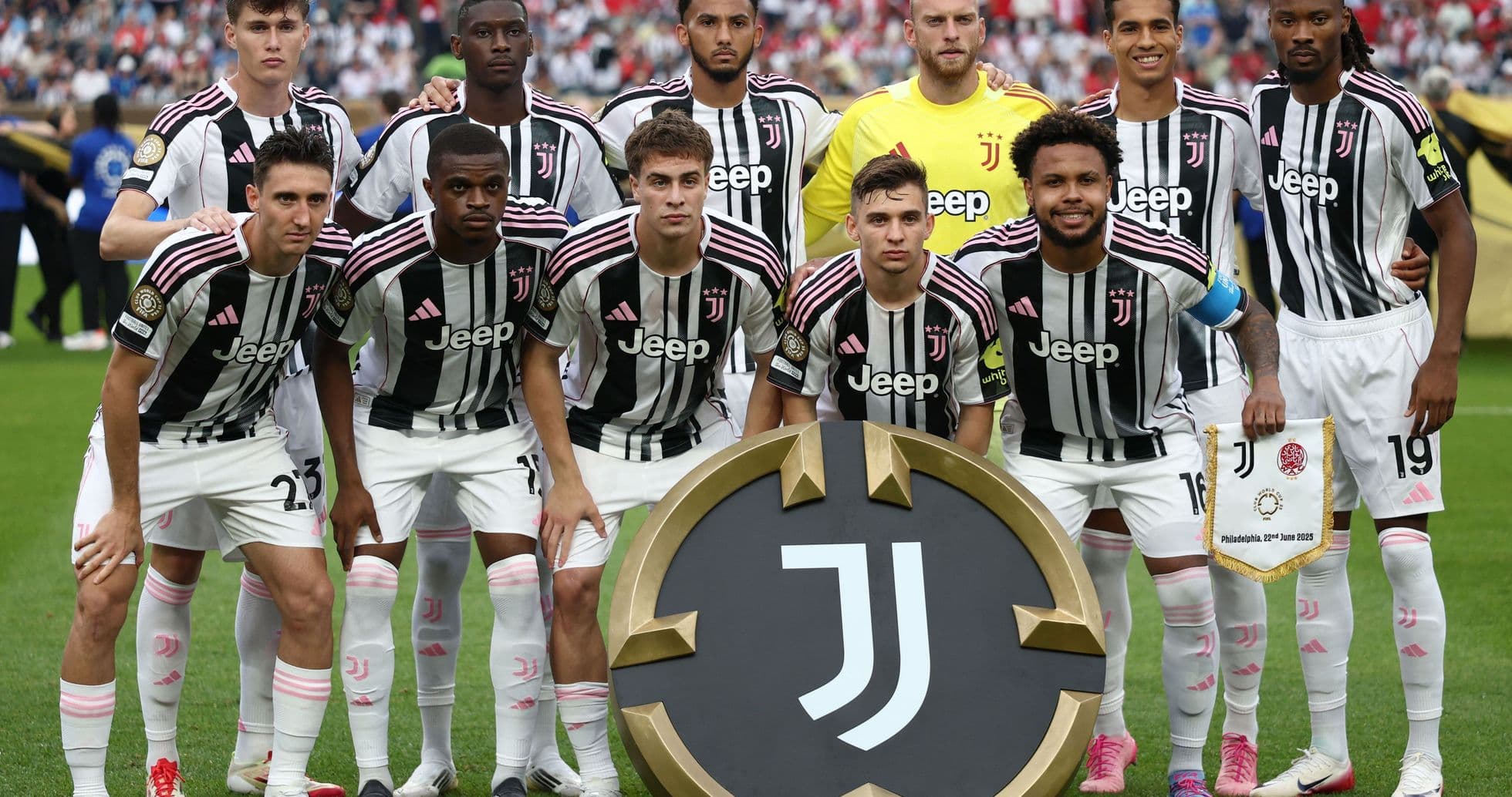 Jugadores de Juventus posando antes del partido