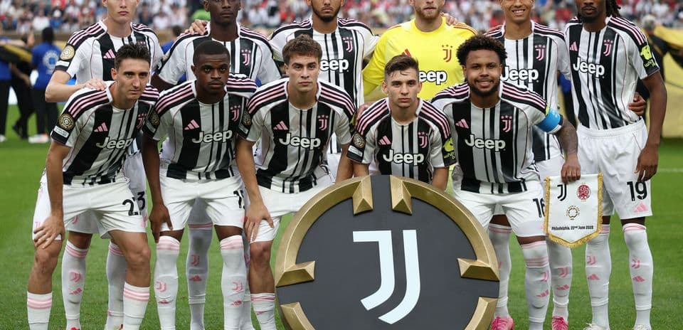 Jugadores de Juventus posando antes del partido