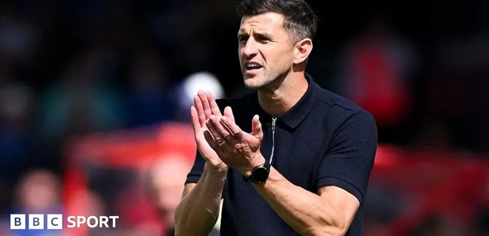 Entrenador dirigiendo a su equipo desde la línea lateral