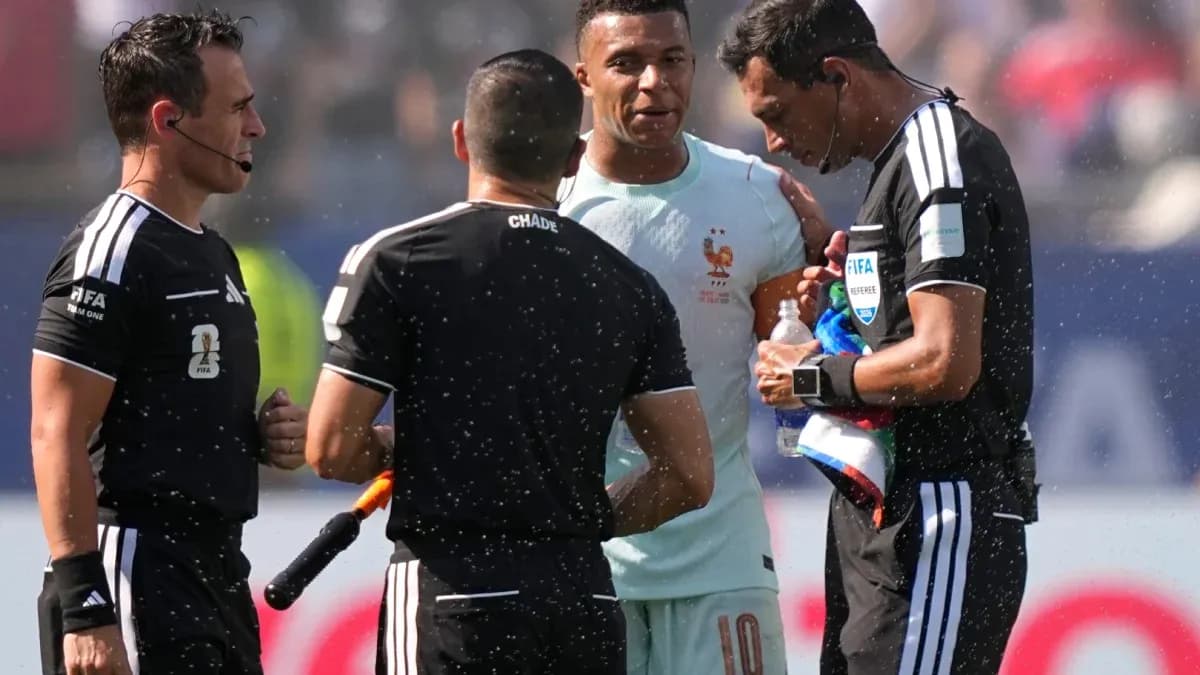 Kylian Mbappé hablando con árbitros durante partido
