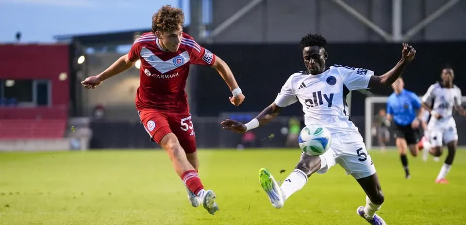 Jugador de Crown Legacy en acción contra Chicago Fire II