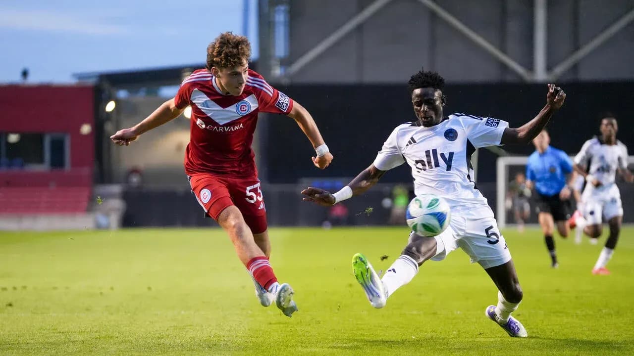 Jugador de Crown Legacy en acción contra Chicago Fire II