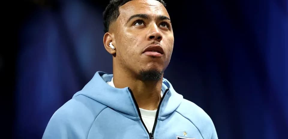 Jugador de Inglaterra con auriculares mirando hacia arriba