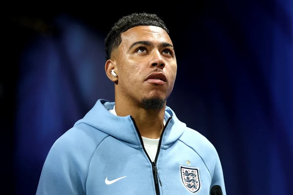 Jugador de Inglaterra con auriculares mirando hacia arriba