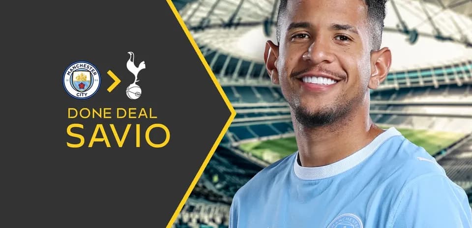 Savio sonriente con camiseta de Manchester City