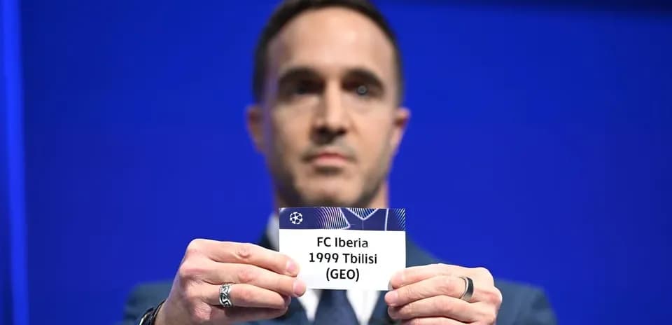 Hombre sosteniendo tarjeta de FC Iberia Tbilisi