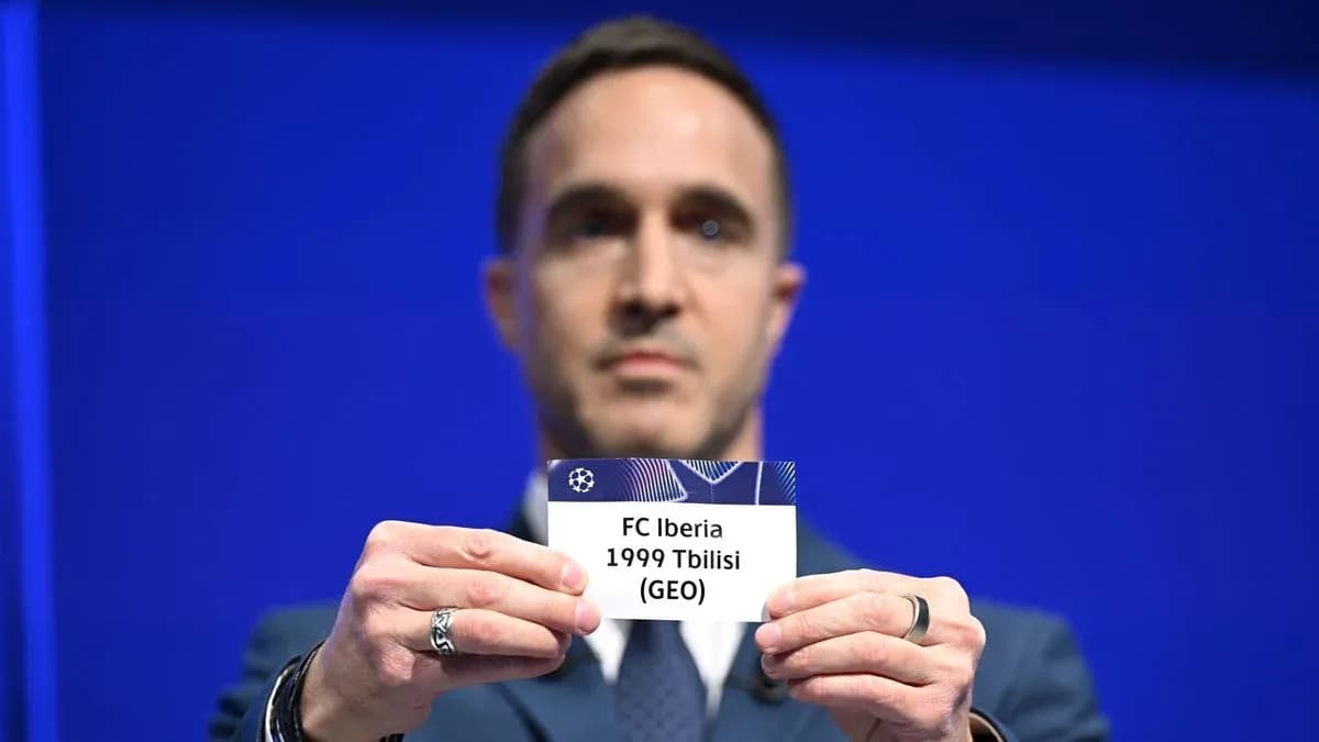 Hombre sosteniendo tarjeta de FC Iberia Tbilisi