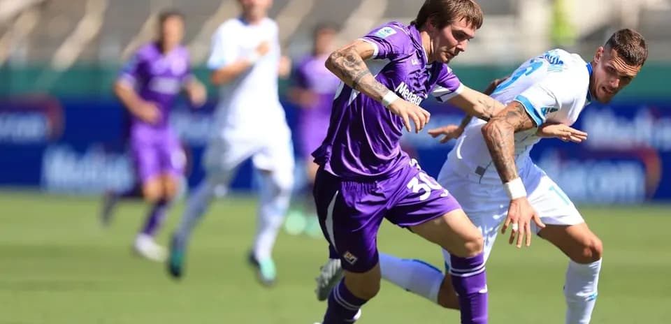 Futbolista de Fiorentina luchando por el balón