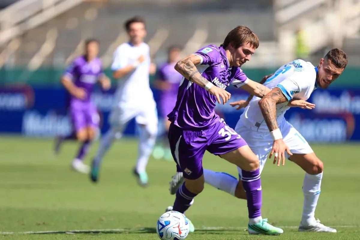 Futbolista de Fiorentina luchando por el balón