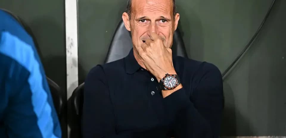 Entrenador en el banquillo durante el partido
