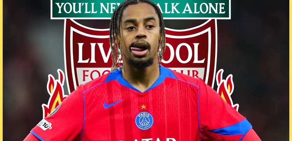 Jugador con camiseta del PSG frente al escudo de Liverpool