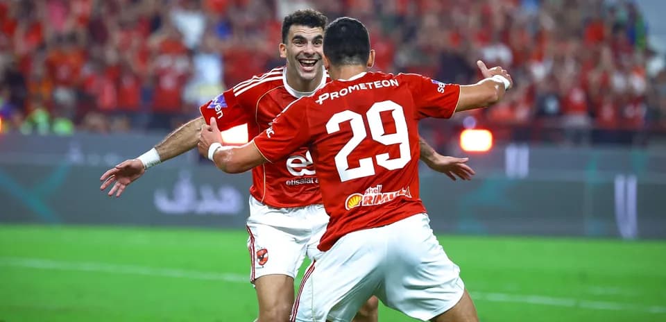 Jugadores de Al Ahly celebrando un gol en el estadio