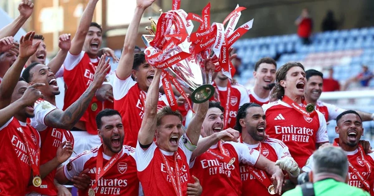 Jugadores de Arsenal celebrando con el trofeo de la Premier League