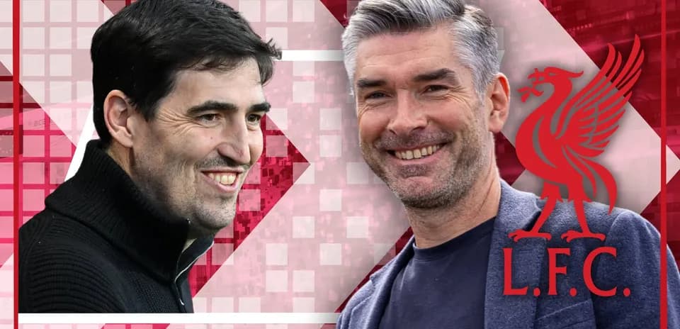 Entrenadores sonriendo sobre fondo de Liverpool