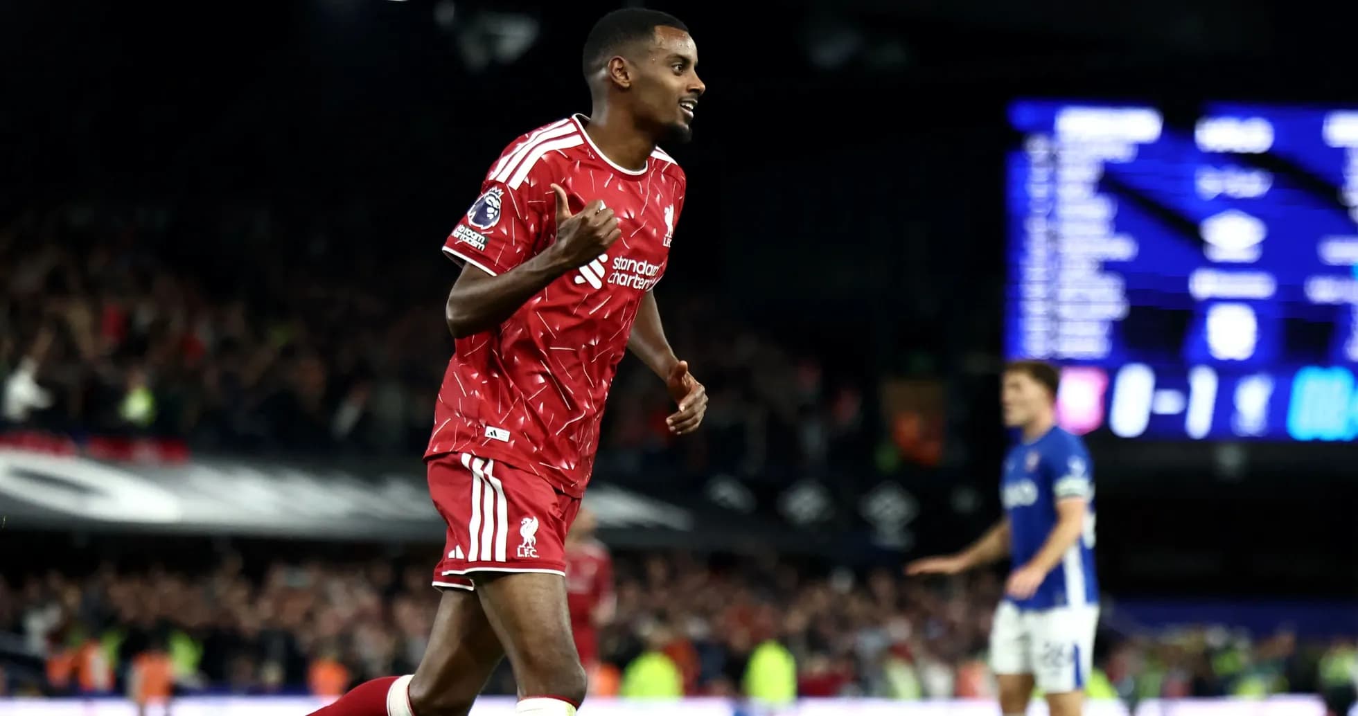 Jugador de Liverpool celebra un gol en el partido