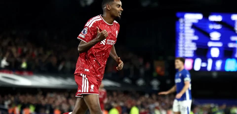 Jugador de Liverpool celebra un gol en el partido