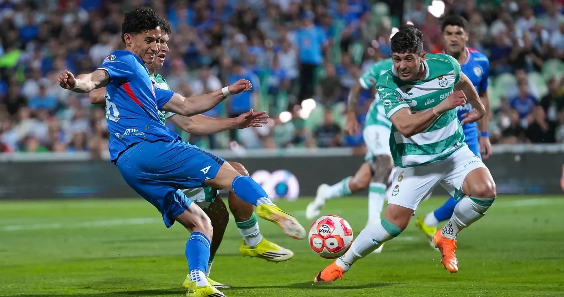 Jugadores de Cruz Azul y Santos Laguna en acción